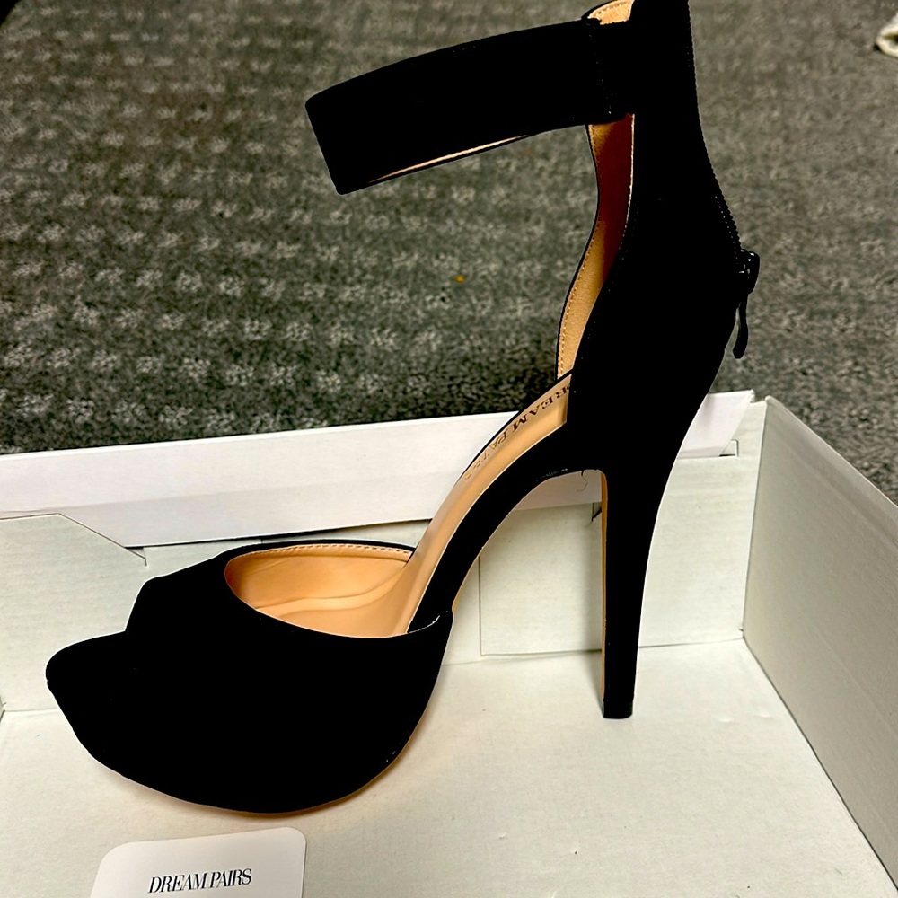 Never worn. Around the ankle zip back platform pump. Heel: 5" Platform: 1.25"